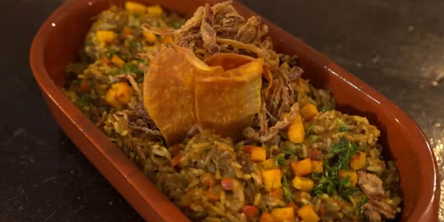 Arroz de costela de forno ao vinho e pamonha crocante.