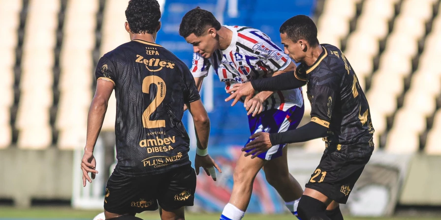 O árbitro José Magno Teixeira, da Federação do Rio Grande do Norte, foi bastante contestado por jogadores e torcedores do MAC após decisões que influenciaram o andamento do jogo.