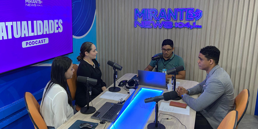 Carlos Eduardo e Juliana Corrêa durante o programa Atualidades. (Wlívio Ricardo/Rádio Mirante News)