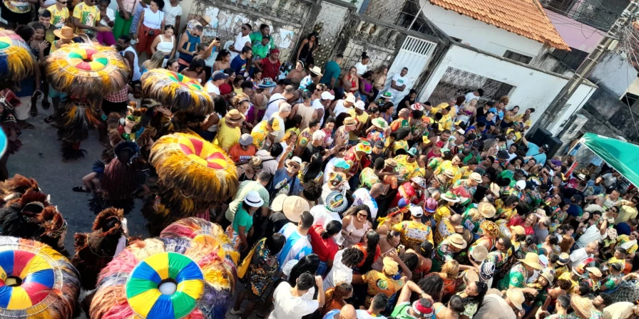 Maracanã envolve público em trecho do Centro Histórico e encanta turistas