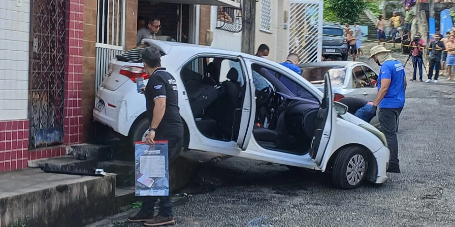 Os policiais investigando o caso no local do crime.