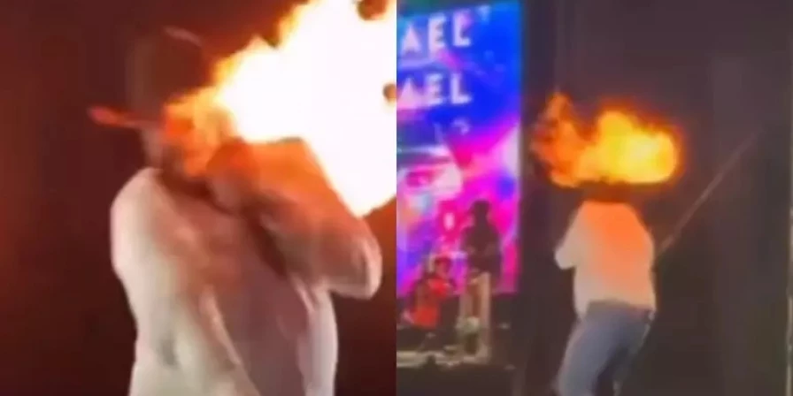 Momento exato em que as chamas atingem o artista durante show