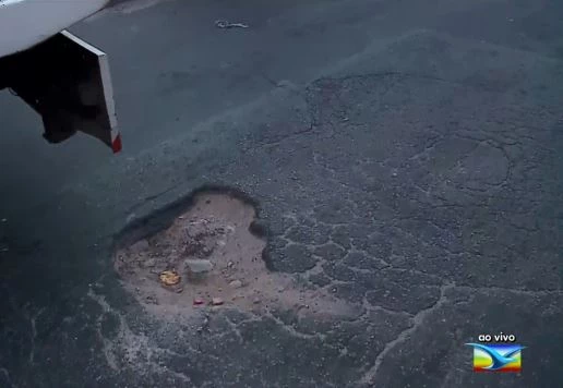 Motorista perdeu o controle do carro após passar por buraco. (Foto: Reprodução/TV Mirante)