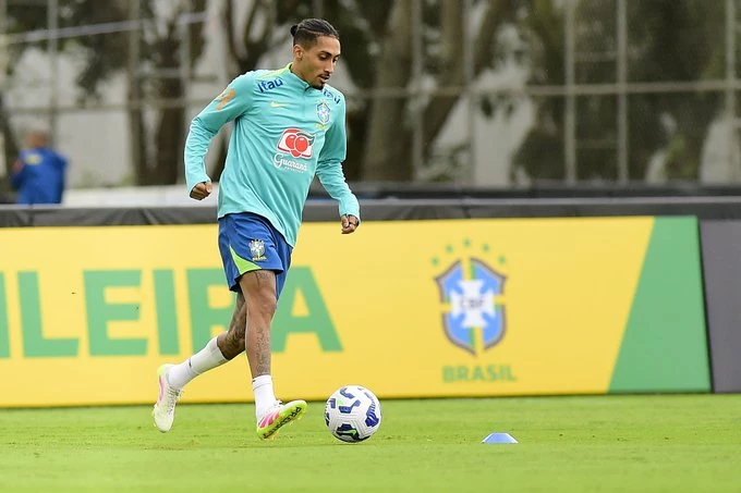 Raphinha deverá ser titular nesta terça-feira (10) no duelo contra os paraguaios (Crédito: Marcos Ribolli)