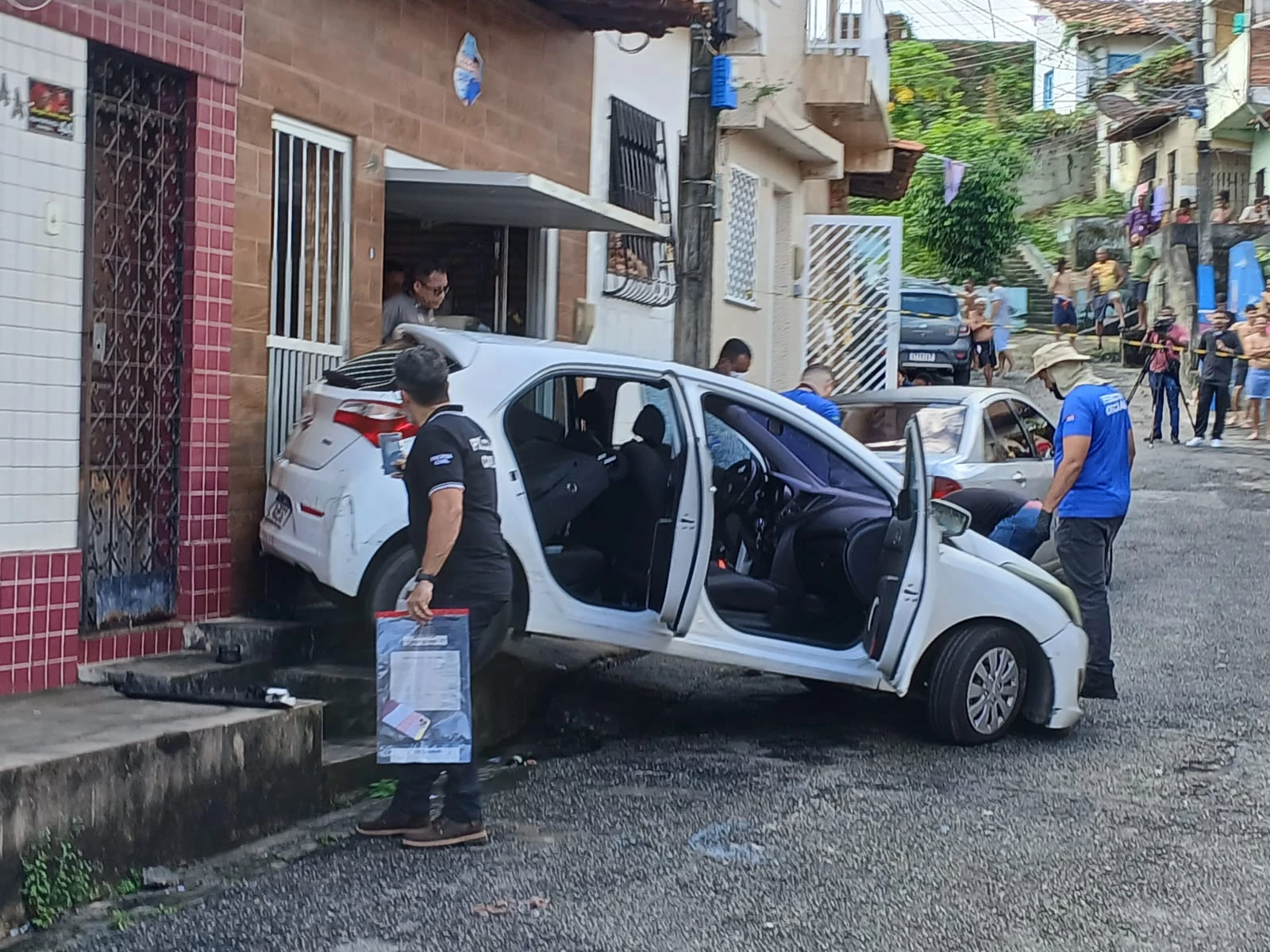 O homicídio e a tentativa de assassinato aconteceram na rua Agenor Vieira, que fica atrás do prédio da Justiça Eleitoral. (Foto: Alessandra Rodrigues/Mirante News)