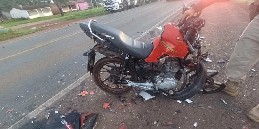 Acidente envolveu moto e carreta na BR-135.