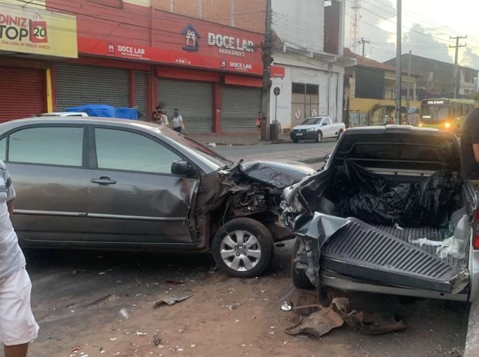 Acidente envolvendo dois carros no João Paulo. (Foto: Geyce Gomes/TV Mirante)