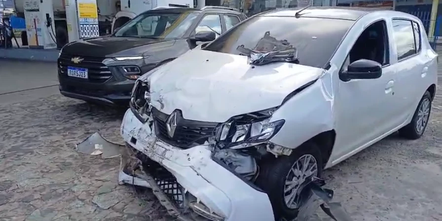 Carro ficou danificado após duas batidas nesta manhã.