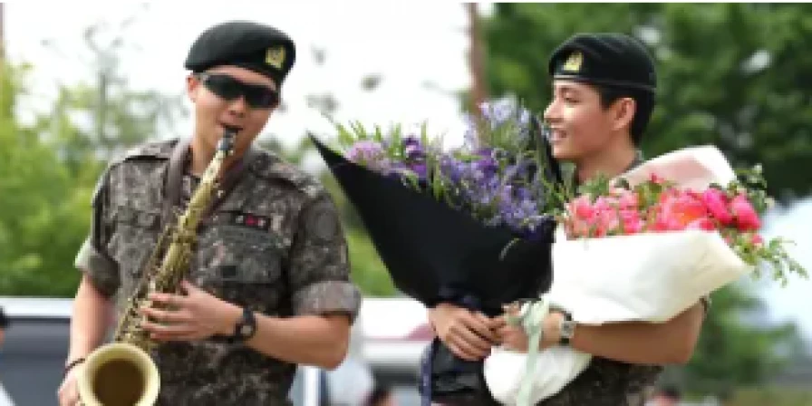 RM e V, integrantes do BTS, são liberados do exército.