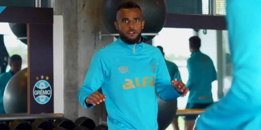 Alex Santana, meio-campista do Grêmio.