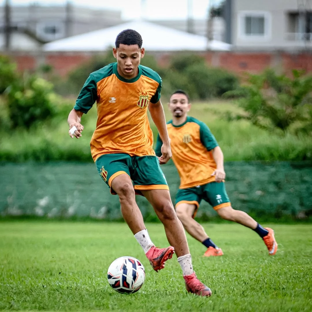 Adriano fará exame para saber grau de lesão muscular (Crédito: Ronald Felipe)