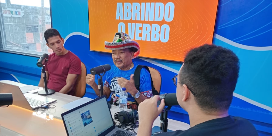 O cantador do Boi de Santa Fé, Marrom Moreira, concede entrevista ao Abrindo o Verbo.
