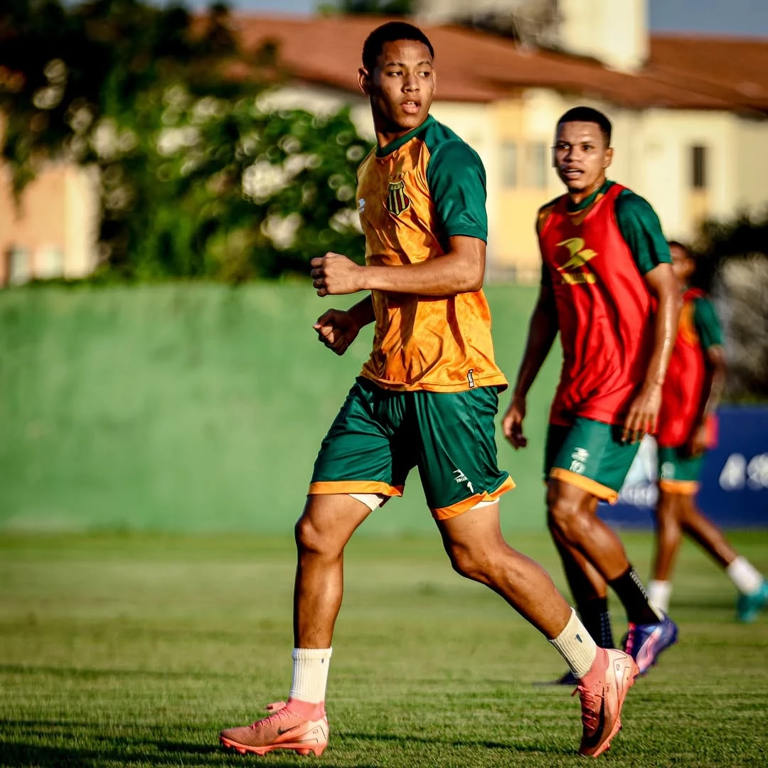 Adriano ficará a princípio de três a seis semanas fora da equipe tricolor (Crédito: Ronald Felipe)