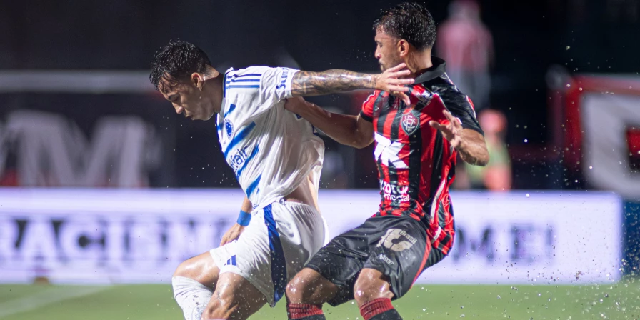 Lance da partida entre Vitória e Cruzeiro, pelo Campeonato Brasileiro.