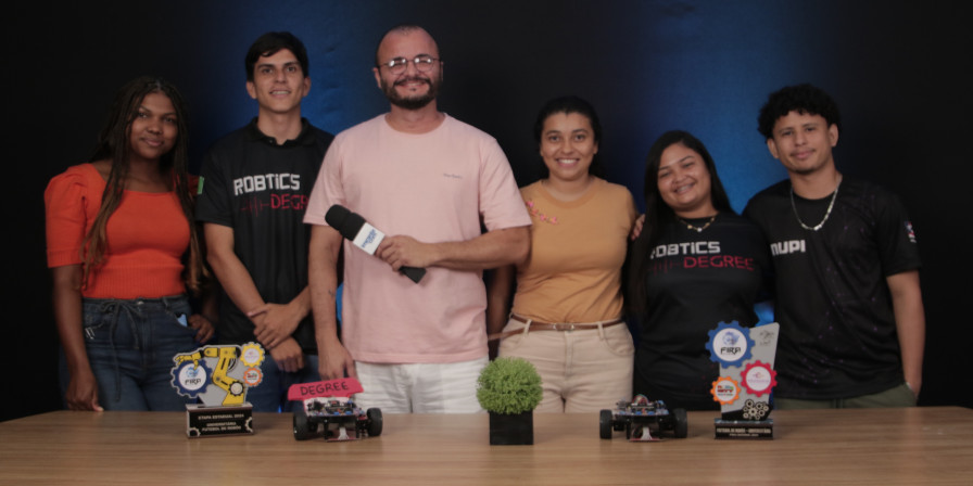 Marcelly, Aluísio, Gisele, Camilly e Eduardo, integrantes da Robotics Degree. (Foto: divulgação)