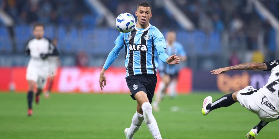 Lance do jogo entre Grêmio e Corinthians, pelo Campeonato Brasileiro.