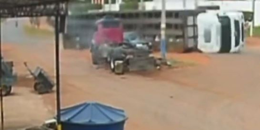 Caminhão tomba sobre motociclista. (Foto: Divulgação)