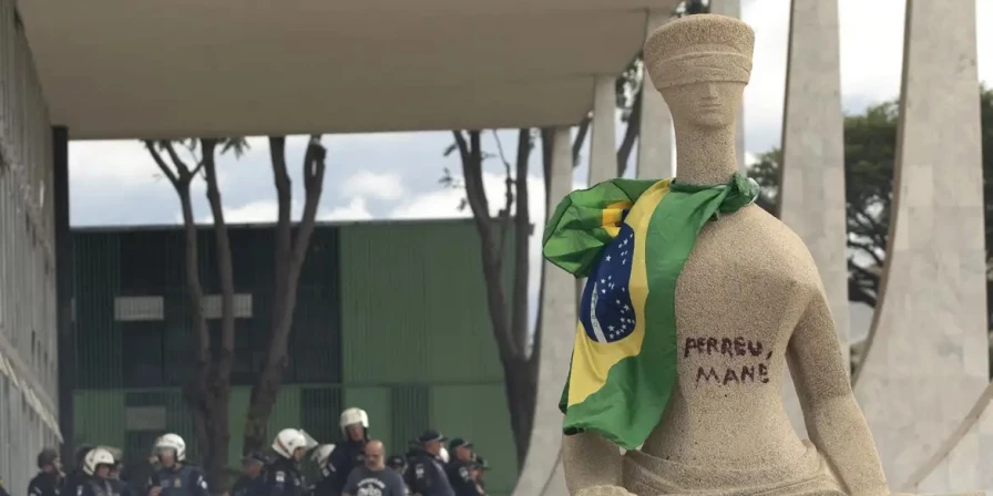 A estátua "A Justiça" foi pichada nos atos golpistas de 8 de janeiro.