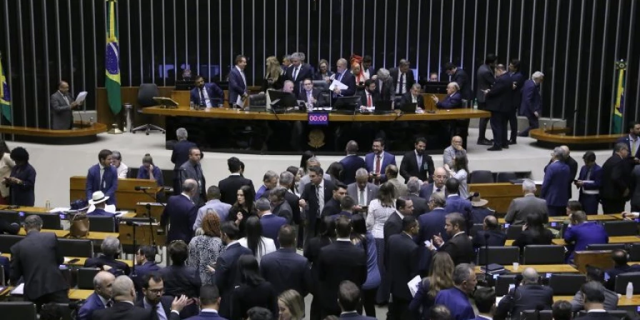 Plenário analisa propostas