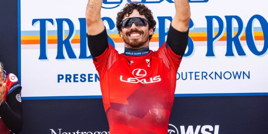 O surfista brasileiro Yago Dora.