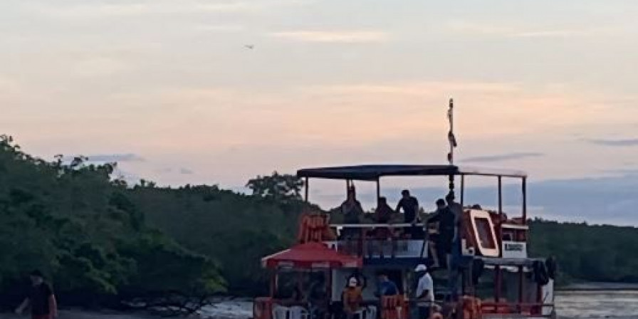 Corpo de vítima de acidente foi deixado por banhistas em uma área de areia. (Foto: Reprodução/Redes Sociais)