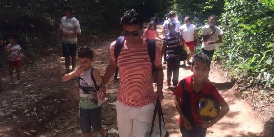 Crianças em em contato direto com a natureza.