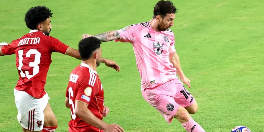 Lance da partida entre Inter Miami e Al Ahly, pela Copa do Mundo de Clubes.