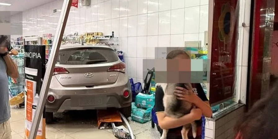 O acidente deixou alguns danos materiais, além da pessoa que ficou ferida.