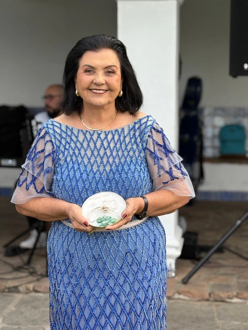 Toda feliz, a avó Zenira Massoli Fiquene entrando com as alianças