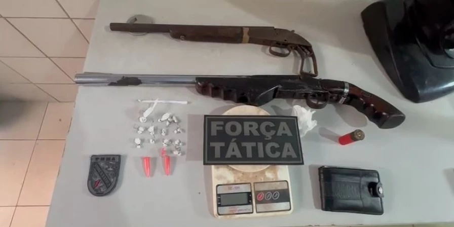 Armas de fogo apreendidas com criminosos presos.