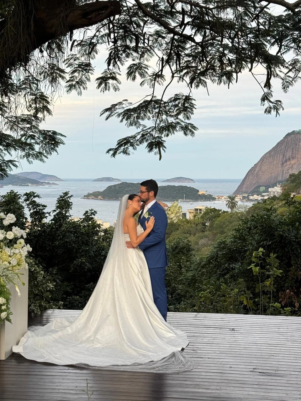 Com uma cerimônia muito bonita, foi realizado no Rio de Janeiro o casamento de Luiza Fiquene e Henrique Moreira – Luiza é filha de Fabíola e neta de Zenira Fiquene, que esteve presente na festa