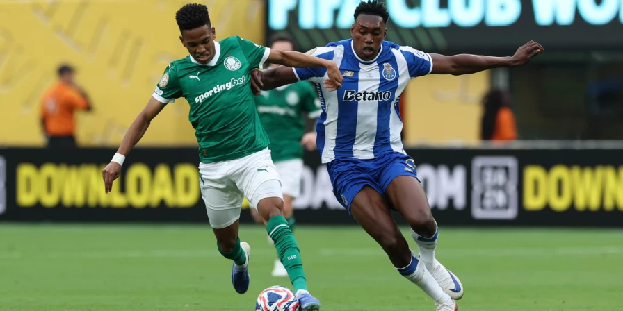 Lance do jogo entre Palmeiras e Porto, pela Copa do Mundo de Clubes.