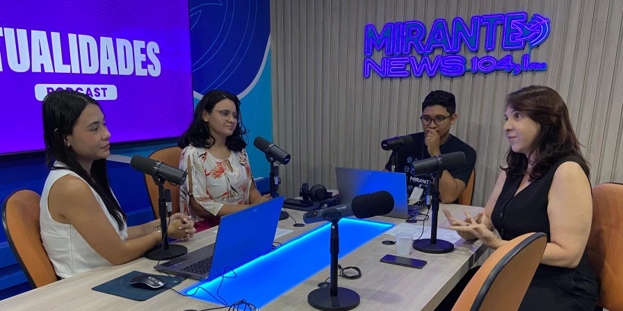 Karolayne Oliveira e Carmen Lúcia durante o programa Atualidades.