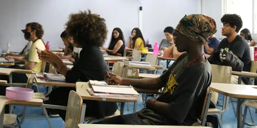 Embora cotistas possam ingressar com notas ligeiramente menores no Enem, o desempenho deles é igual ao dos demais alunos.