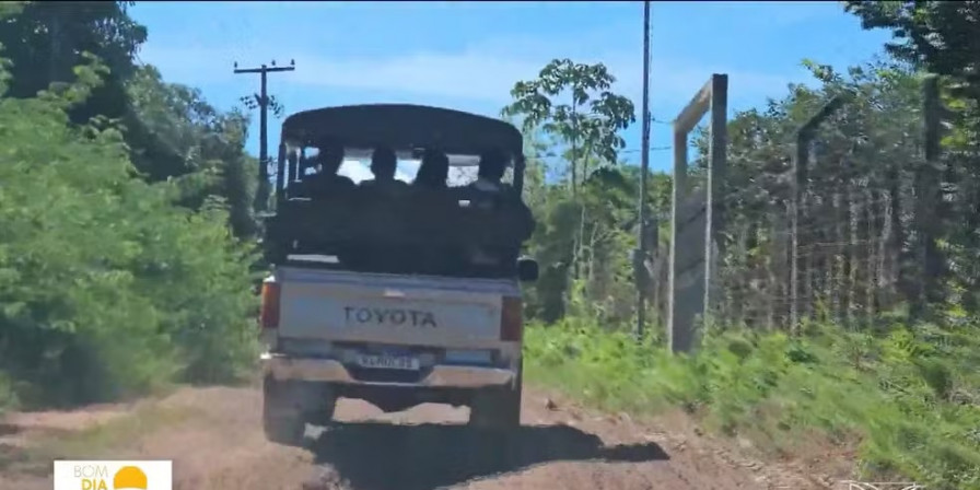 'Pau de arara' é usado pela Prefeitura de São José de Ribamar para transportar alunos à escola (Foto: Reprodução/TV Mirante)