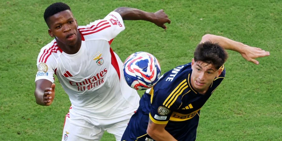 Lance da partida entre Boca Juniors e Benfica, pela Copa do Mundo de Clubes.