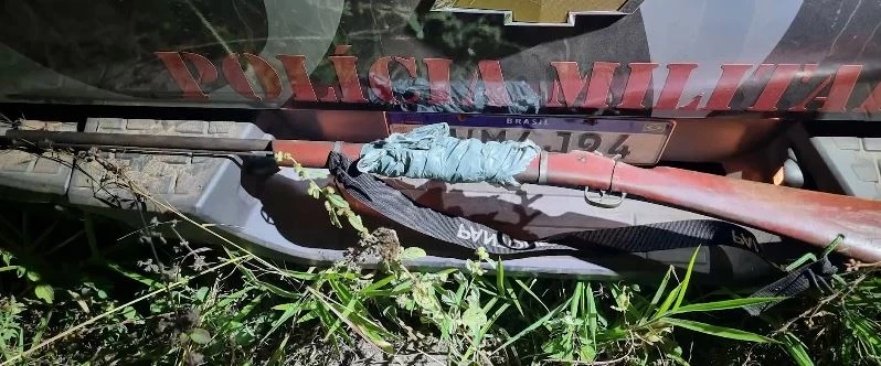 Arma de fogo foi apreendida pela polícia. (Foto: Divulgação)