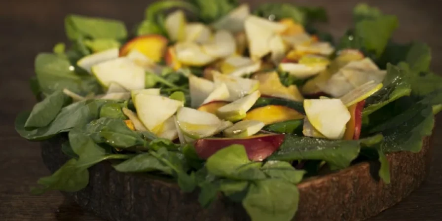 Salada verde com maçã e nectarina grelhadas.