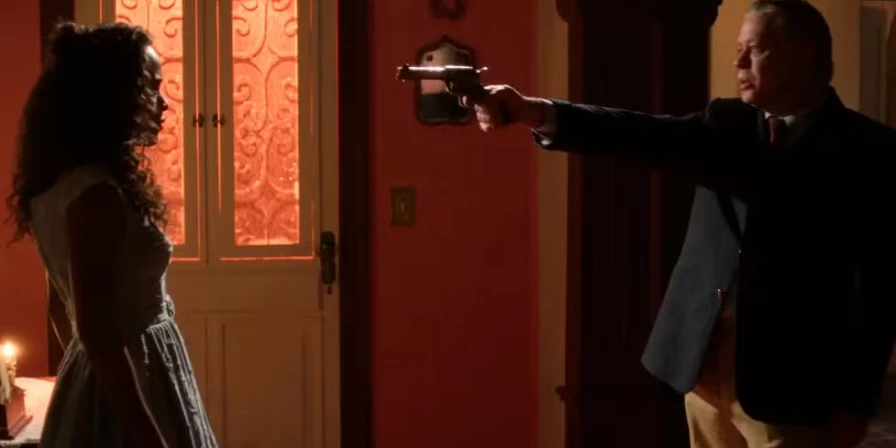 Juliano (Fabio Assunção) ameaça atirar em Beatriz (Duda Santos) na novela Garota do Momento