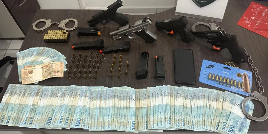 Armas de fogo, munições e dinheiro apreendidos na residência do PM, no Anjo da Guarda, em São Luís.