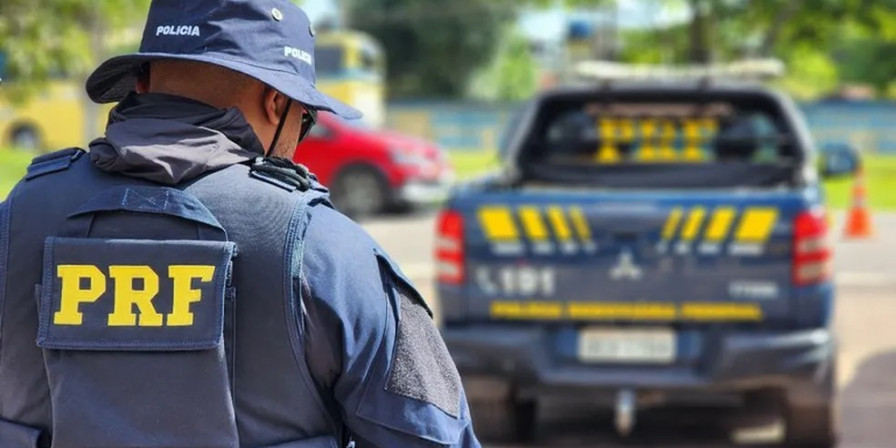 Caminhoneiro é detido por dirigir quase 24 horas sem parar, fazendo uso de rebite. (Foto: Divulgação/PRF) ((Foto: Divulgação/PRF))