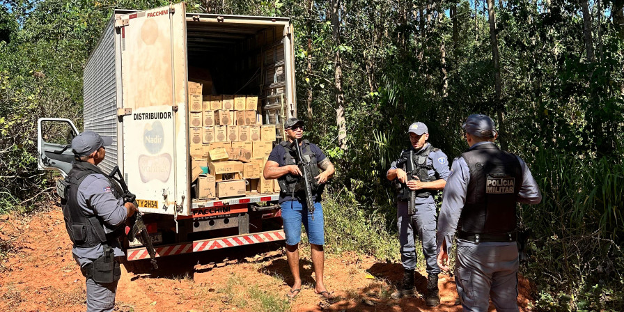 Policiais recuperaram caminhão e carga roubada em Açailândia. (Divulgação)