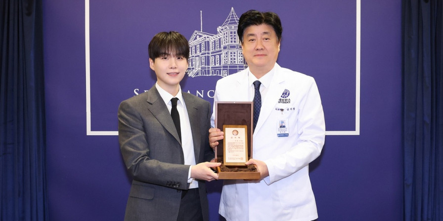 Min Yoongi (SUGA) e representante do Yonsei Severance Hospital. (Foto: Divulgação/Yonsei Severance Hospital) ((Foto: Divulgação/Yonsei Severance Hospital))