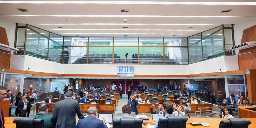 Deputadfos reunidos nesta quinta-feira (12) (Divulgação)