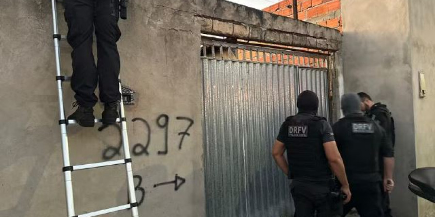 Policiais prenderam suspeitos de furto e revenda ilegal de veículos. (Foto: Polícia Civil do Piauí)