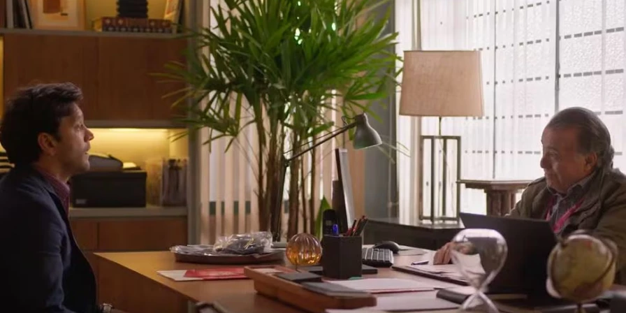 Jaques desconfia da intenção de Abel ao contratar Rebeca e dispensar Ricardo no caso de Vanderson.