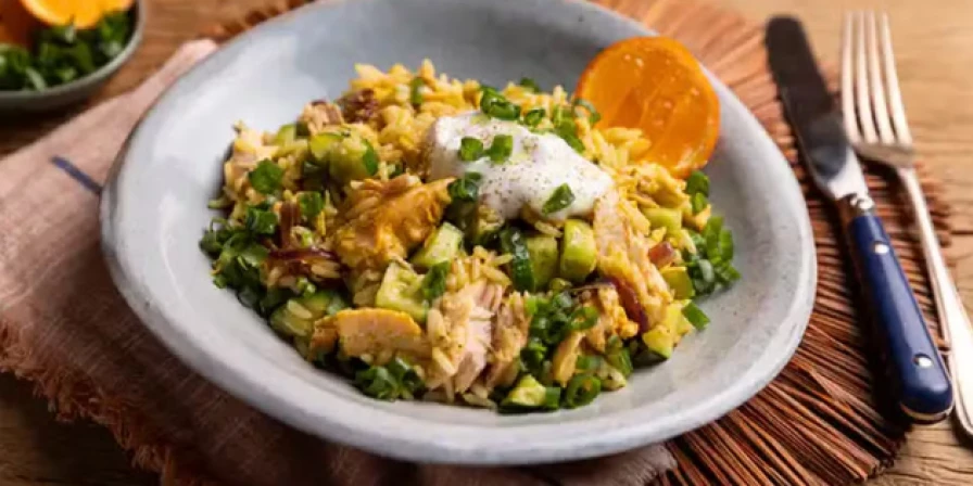 Salada de arroz com salmão.