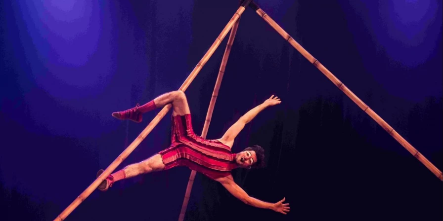 Espetáculo circense carioca reúne acrobacias com bambu e trapalhadas no palco do Teatro Sesc nesta sexta.