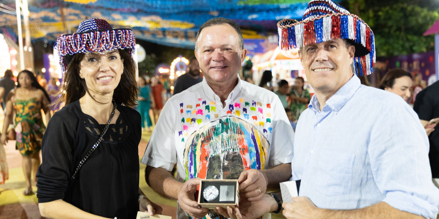 Carlos Brandão com o embaixador da Suíça no Brasil, Pietro Lazzeri, e a esposa, Enrica Battistutta (Foto: Divulgação)