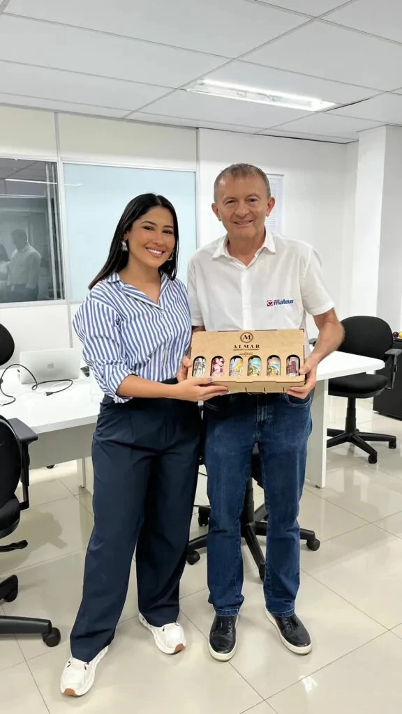 Thaynara OG com Édson Garcia, diretor de Trade do Grupo Mateus. (Divulgação)